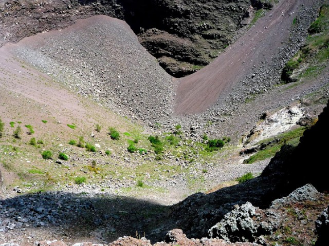 A 200 m mély kráter alján