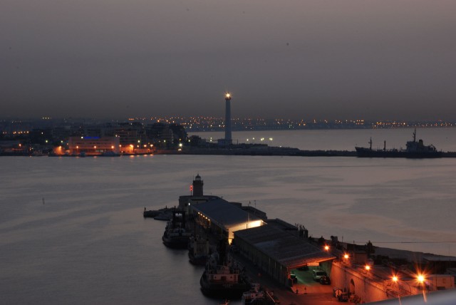Bari kikötője este