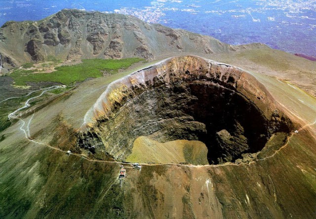 A Vezúv madártávlatból. Egy régi, óriási kráterből emelkedik ki a jelenlegi kráterkúp, a Gran Cono. Balra a Valle del Gigante völgye és a Monte Somma gerince.