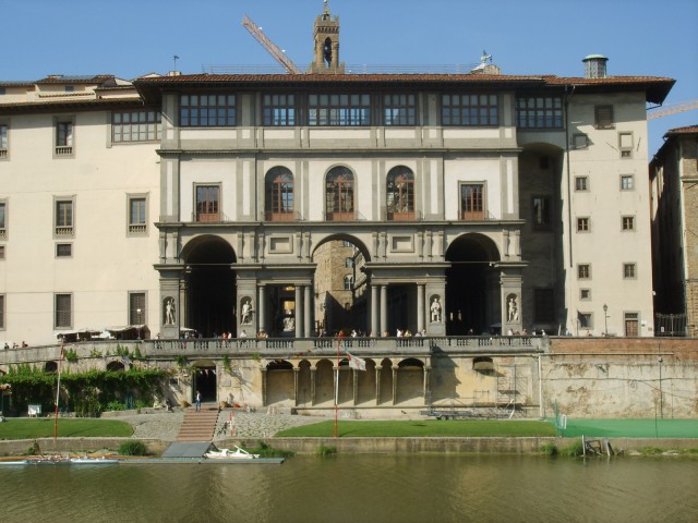 Uffizzi - homlokzat az Arno felé