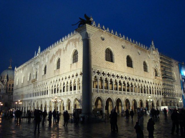 Palazzo Ducale, a térről este